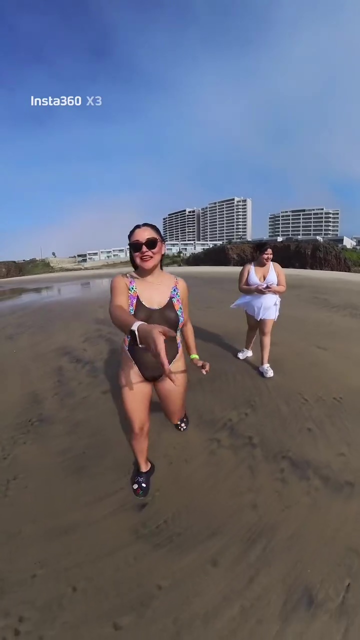 Karina Villa  Mostrando sus pezones en la playa