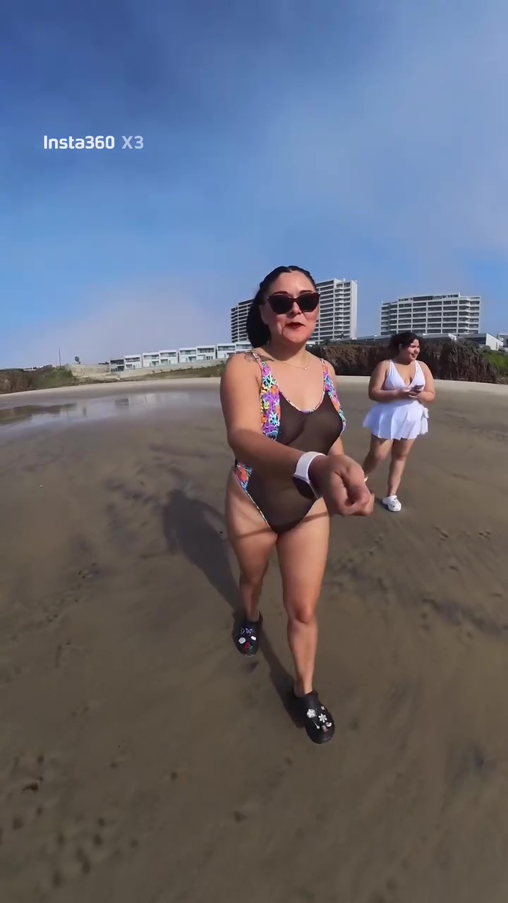 Karina Villa  Mostrando sus pezones en la playa