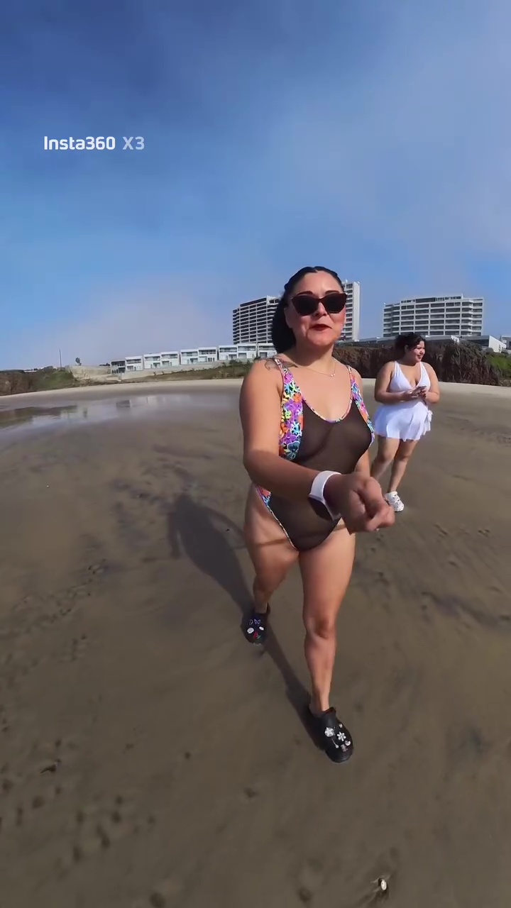 Karina Villa  Mostrando sus pezones en la playa