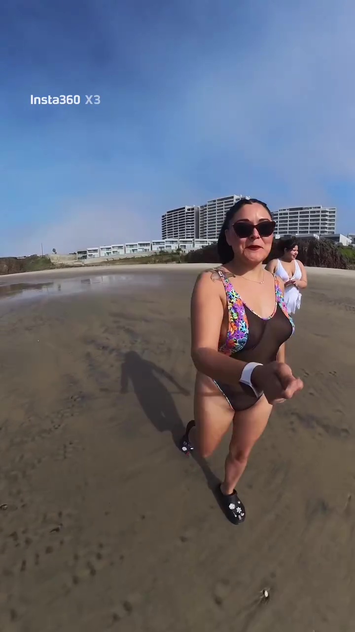 Karina Villa  Mostrando sus pezones en la playa