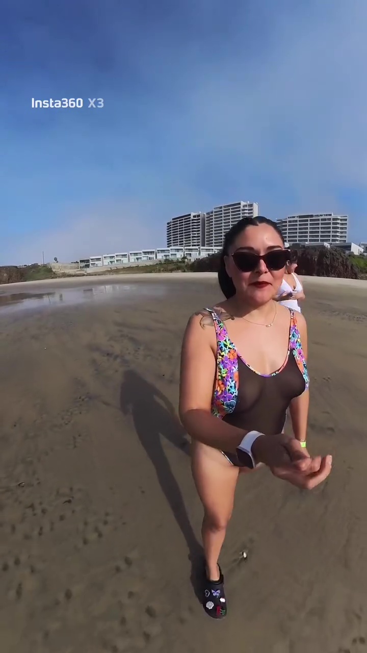 Karina Villa  Mostrando sus pezones en la playa