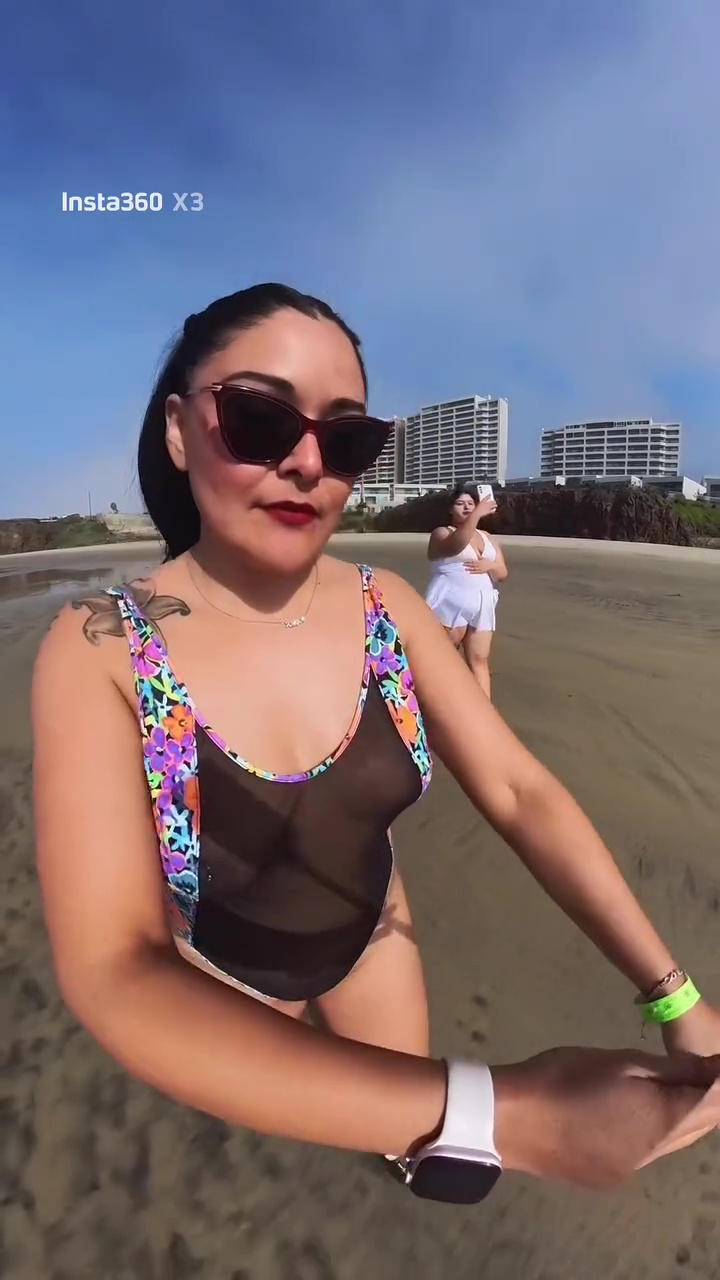Karina Villa  Mostrando sus pezones en la playa