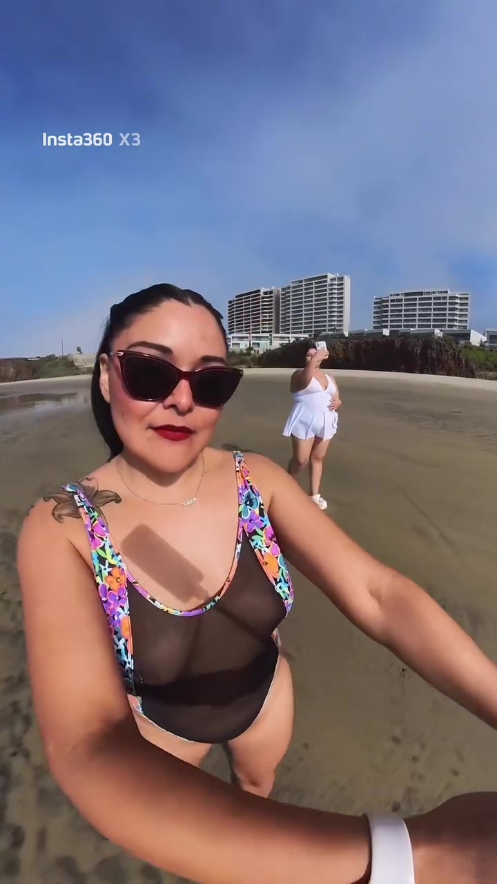 Karina Villa  Mostrando sus pezones en la playa