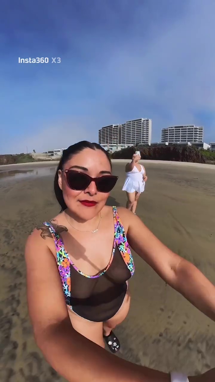 Karina Villa  Mostrando sus pezones en la playa