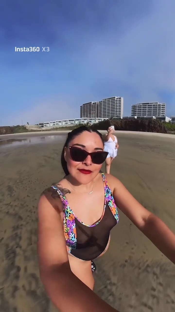 Karina Villa  Mostrando sus pezones en la playa