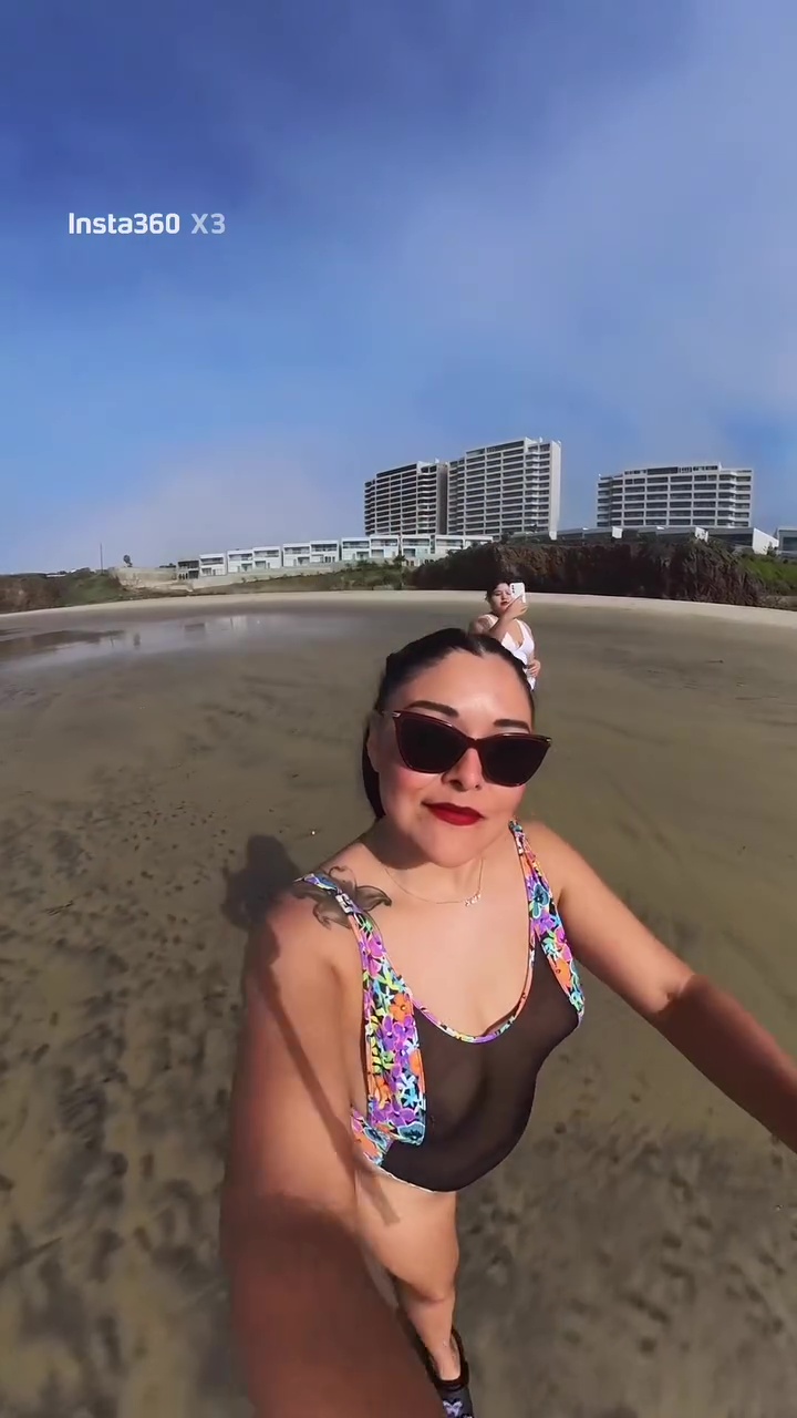 Karina Villa  Mostrando sus pezones en la playa
