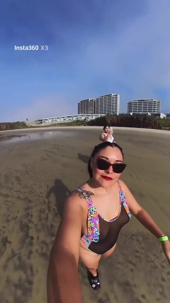 Karina Villa  Mostrando sus pezones en la playa