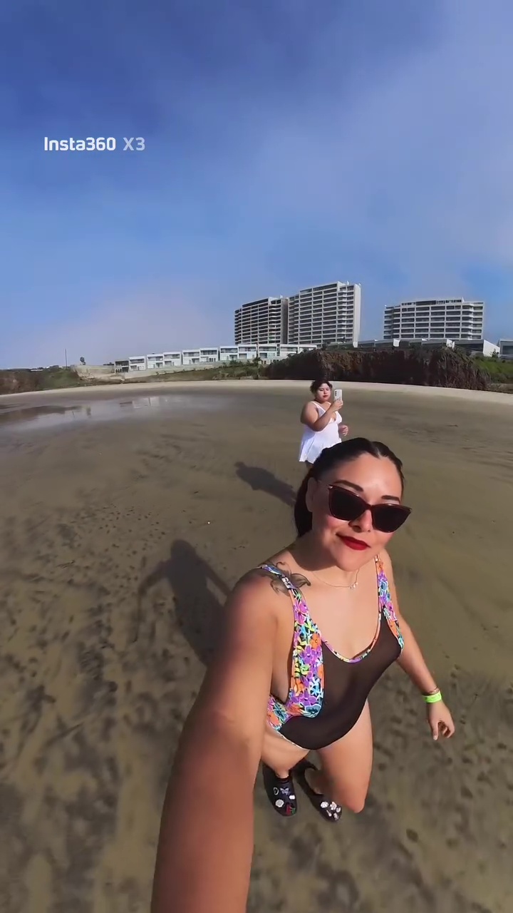 Karina Villa  Mostrando sus pezones en la playa