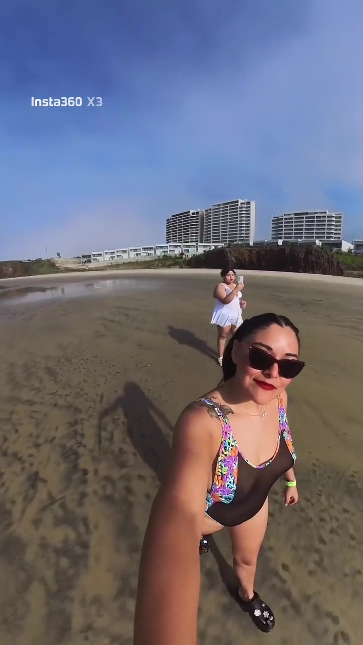 Karina Villa  Mostrando sus pezones en la playa