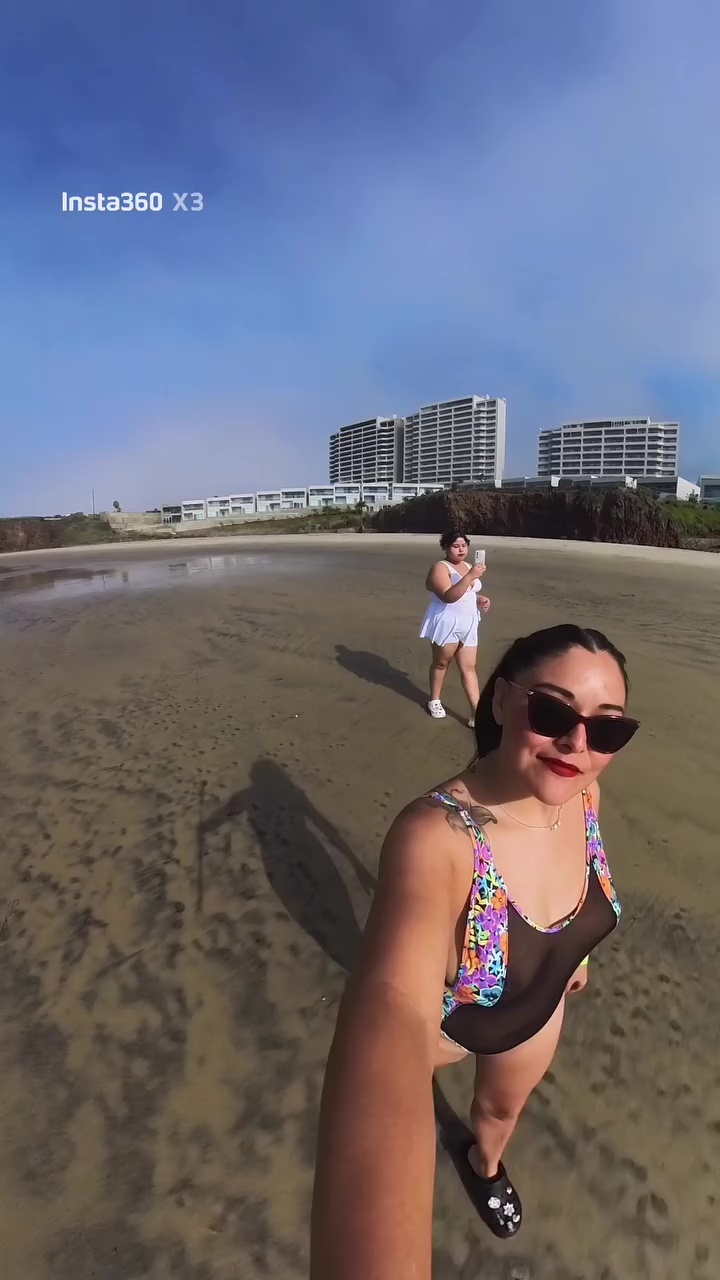 Karina Villa  Mostrando sus pezones en la playa