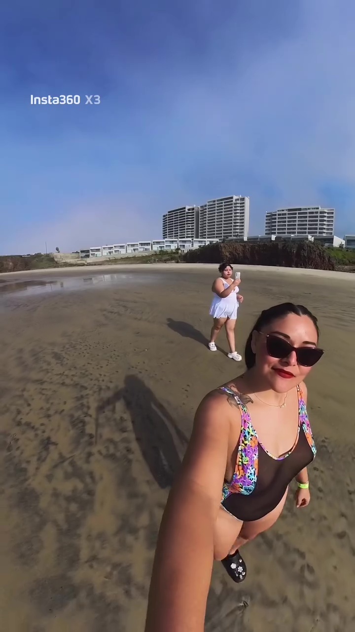 Karina Villa  Mostrando sus pezones en la playa