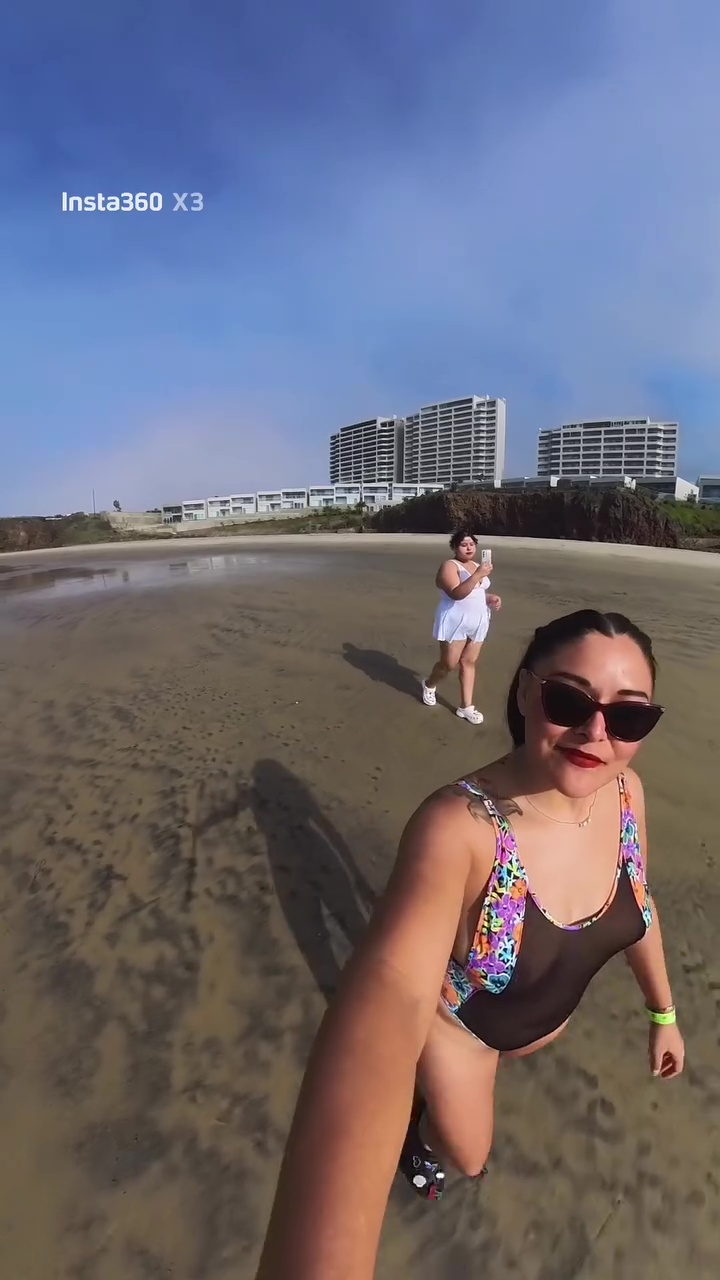 Karina Villa  Mostrando sus pezones en la playa