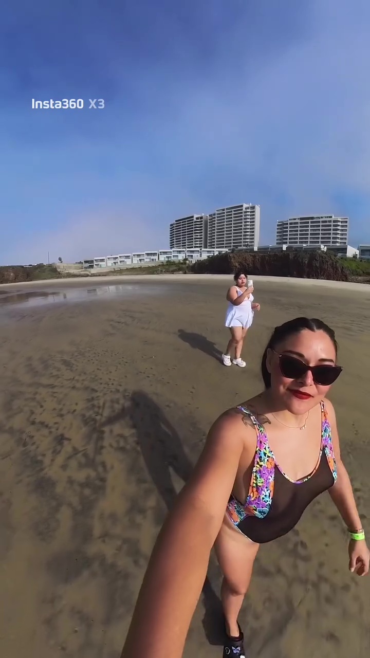 Karina Villa  Mostrando sus pezones en la playa