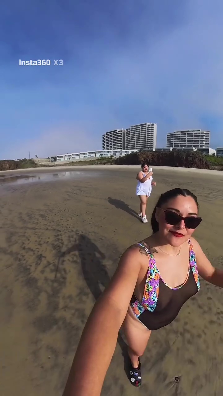 Karina Villa  Mostrando sus pezones en la playa