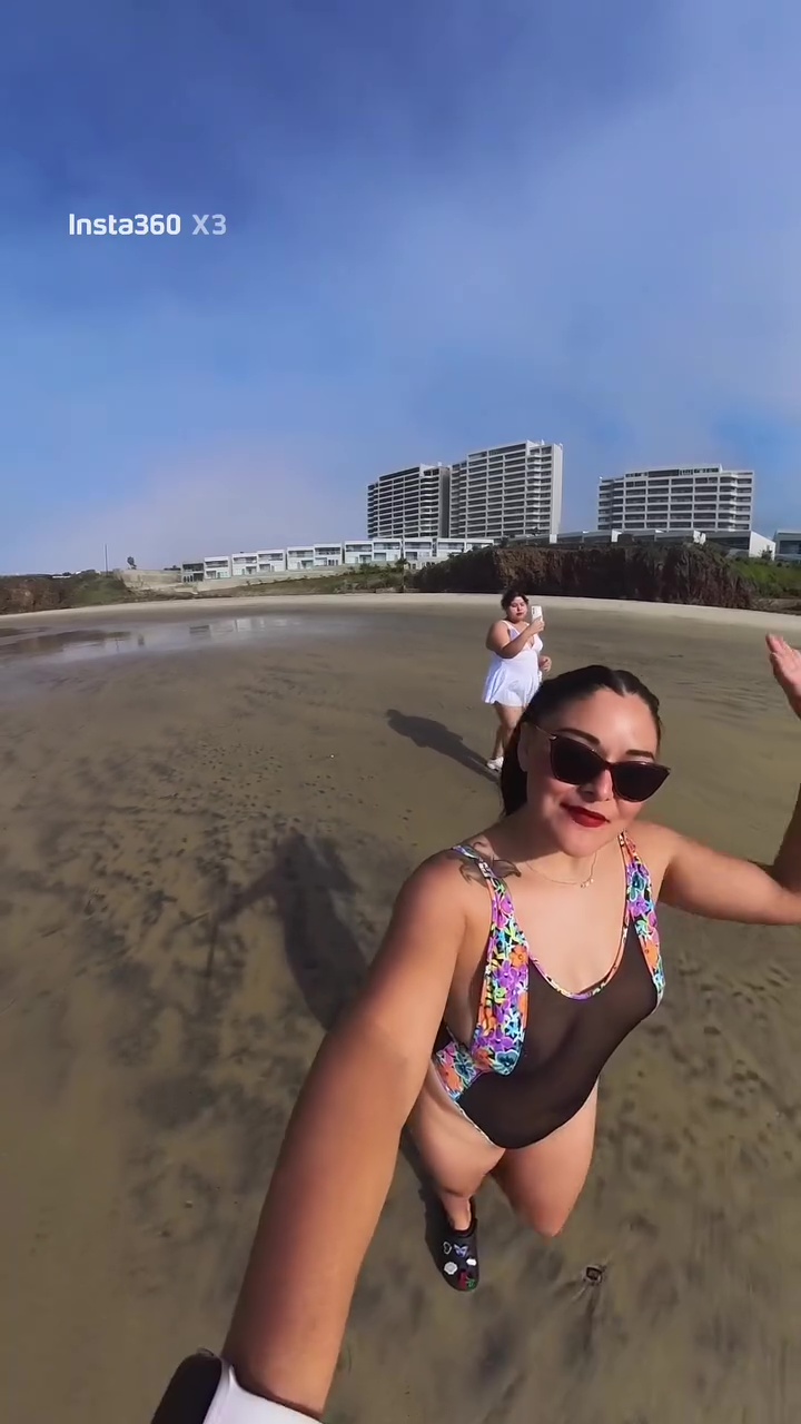 Karina Villa  Mostrando sus pezones en la playa