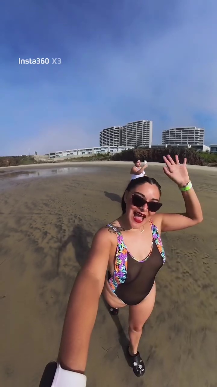 Karina Villa  Mostrando sus pezones en la playa