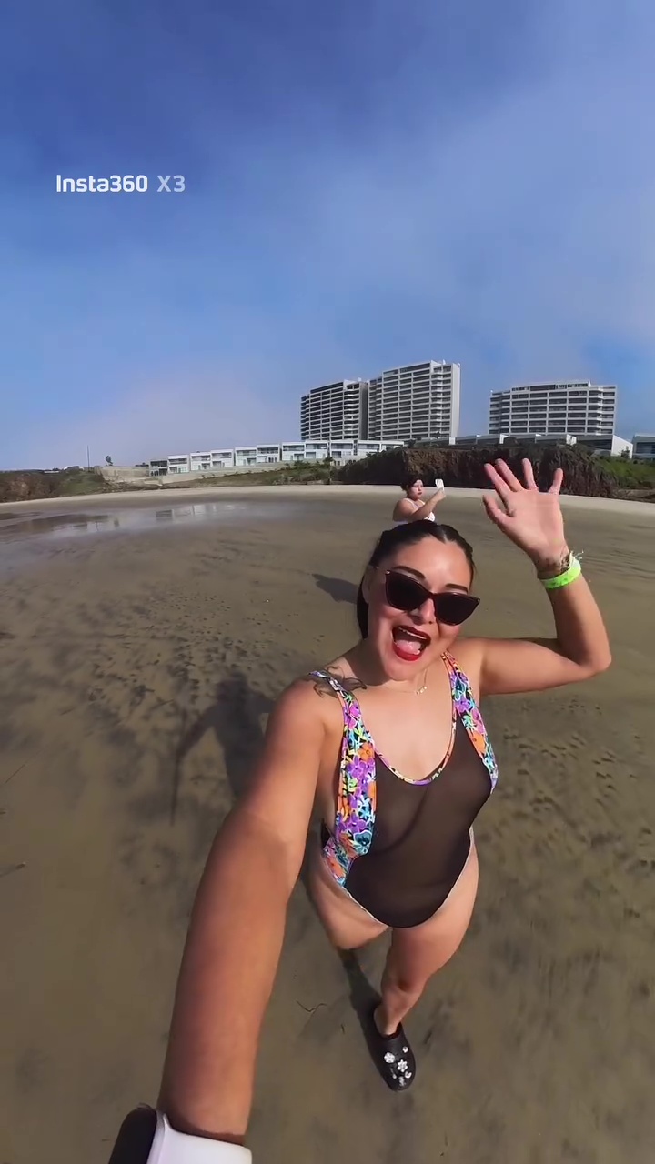 Karina Villa  Mostrando sus pezones en la playa