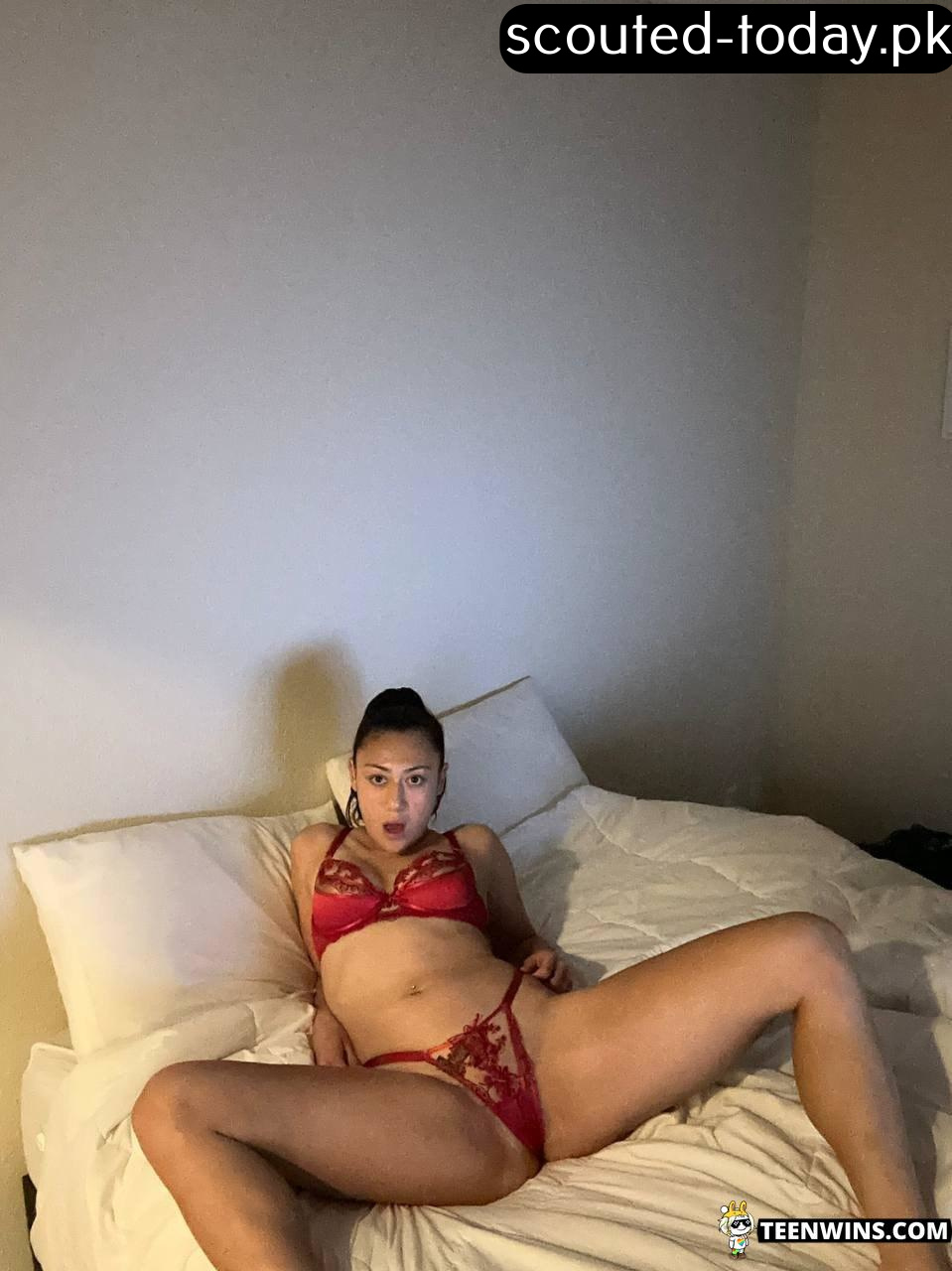 bimbo soccer player spreads ler legs for the internet