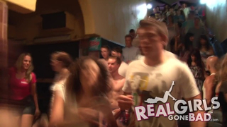 Amateur Sexy Girls Strip Naked in Public during their Summer Holidays