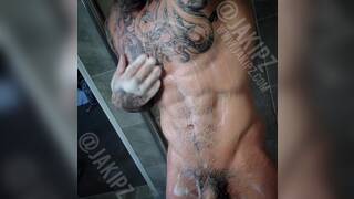 Jakipz Washing Big Cock & Muscles