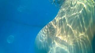 Sexo En La Piscina. Sex Water. MILF Follada En Plena Piscina a Plena Luz.