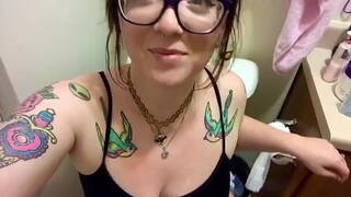 Thick White Girl Takes a Piss (Babygirl_goth)
