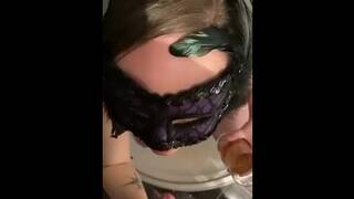 Ella Drikker Daddys Champagne (sample)