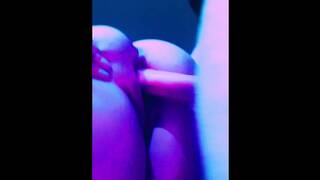 Секс в неоновом свете