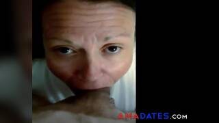 coroa safada engulindo tudo