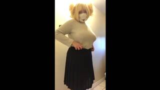 Himiko Toga cosplayer shows off ass and feet