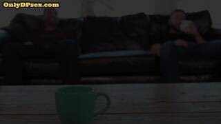 Double penetrated amateur gets creampied