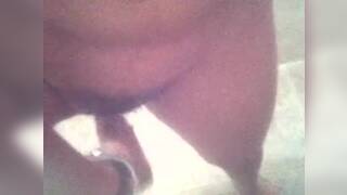 Hermosa Colegiala Rubia se Rasura en la Ducha y se Masturba con Rastrillo