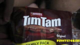 Lumalamon ng Tim Tam Habang Kinakamay ng Kikay na Pinay Gamit ang Lovin69 Lubricant Mula sa Shopee!