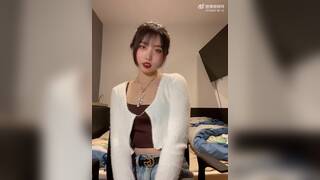 Cute Asian girl showes her pussy