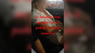 La bourgeoise s'occupe d'une queue sur un parking