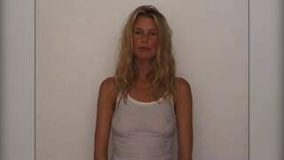 Claudia Schiffer zeigt Nippel in einem durchsichtigen Hemd