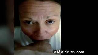 coroa safada engulindo tudo