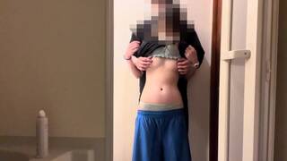 【★バスケの部活帰りの18歳JK★汗臭いまま洗面台の前で生ハメ中出し】髪の毛をひっぱられながらバック挿入★さっきまで練習してたのに、SMおもちゃで全身拘束★結局またトロッと生中出し★