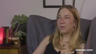 Ersties: Leidenschaftliche deutsche Blondine befriedigt sich vor Kamera