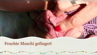 Feuchte Moese im Garten gefingert