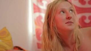 Deutsche Schlampe nimmt am Telefon 2 Schwänze mit Freundin