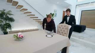 特尼·赖特打开她的振动器礼物在公共场合尝试的机会