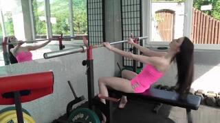 完美身材让她紧致的阴户在巨大的鸡巴上锻炼