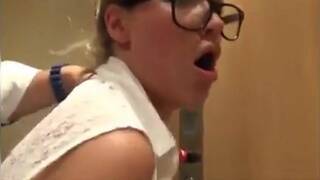 Verdammte vollbusige MILF im Fahrstuhl