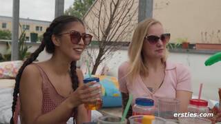 Ersties - Lesbische 4-er Pool-Orgie auf der Dachterrasse