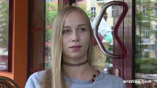 Ersties - Sirena liebt es, mit ihrem Vibrator und ihren Fingern zu masturbieren