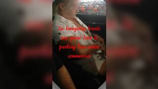 La bourgeoise s'occupe d'une queue sur un parking