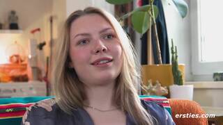 Ersties - Nelio treibt es mit Glasdildo auf dem Tisch in der WG-Küche