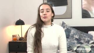 Ersties - Medea lässt sich von der Energie ihres Kristalldildos zum Höhepunkt bringen