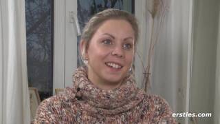 Ersties - Heiße Vibrator-Action unter Julia P's Wollpullover